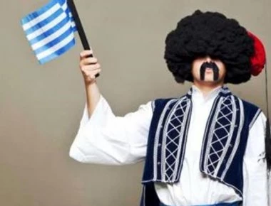 Ο τσολιάς της Ελληνοφρένειας «βροντάει» το τσαρούχι: «Τα Χριστούγεννα μπορεί να δούμε σφυροδρέπανο στη Φάτνη»